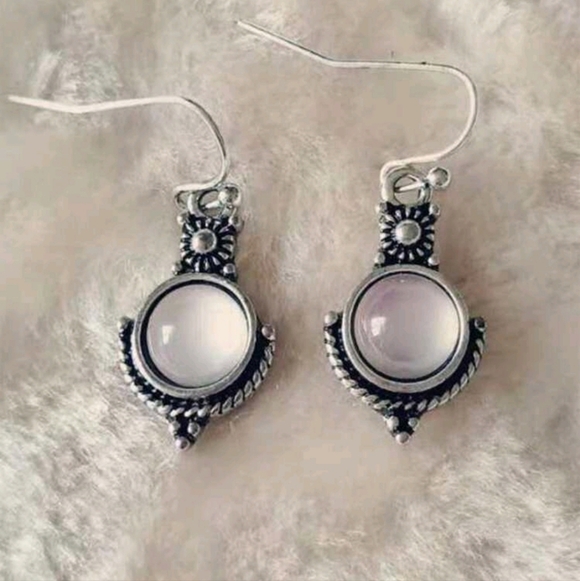 ✨3 FOR $28✨🆕️ ANTIQUED SILVER-TONE MOONSTONE EARRINGS - Picture 3 of 4